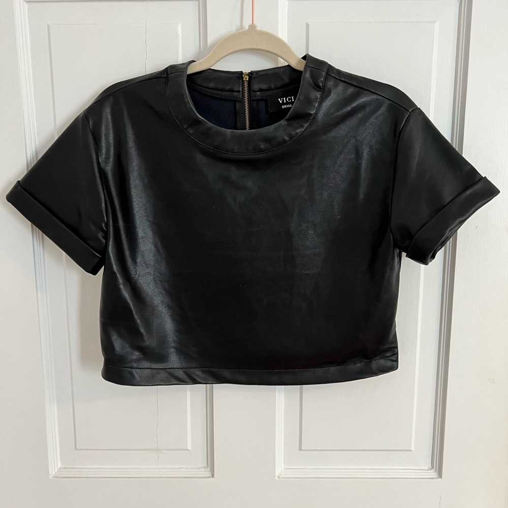 Super cute cropped faux leather tee!